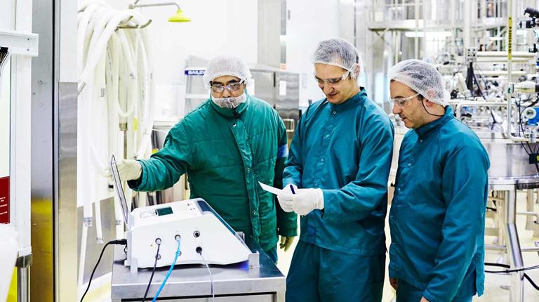 3 hommes en production