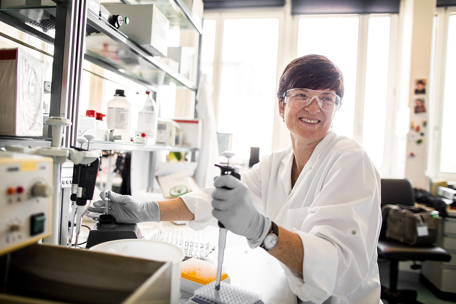 Une employée de Berne, Corinne Steiner, tient une pipette