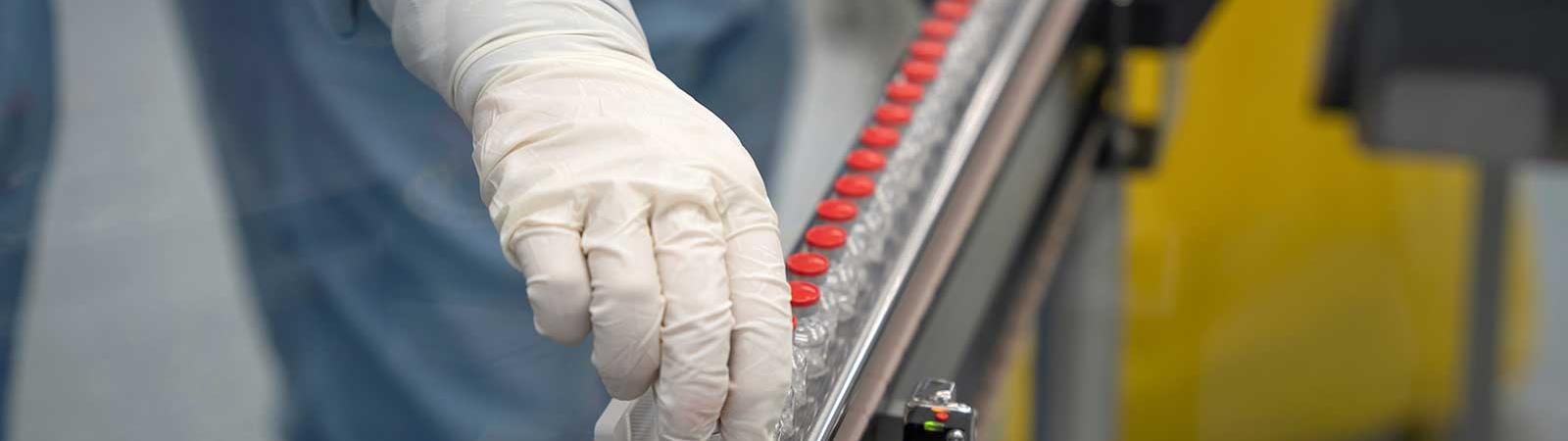 Flacons médicaments dans une usine