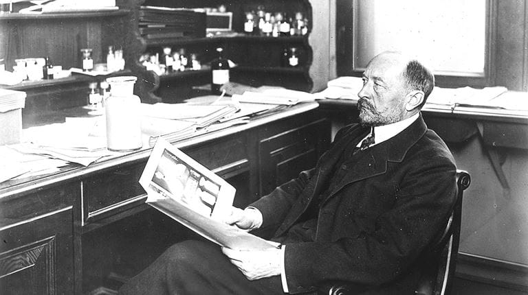 Emil von Behring à son bureau