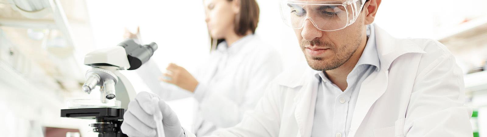 2 chercheurs dans un laboratoire