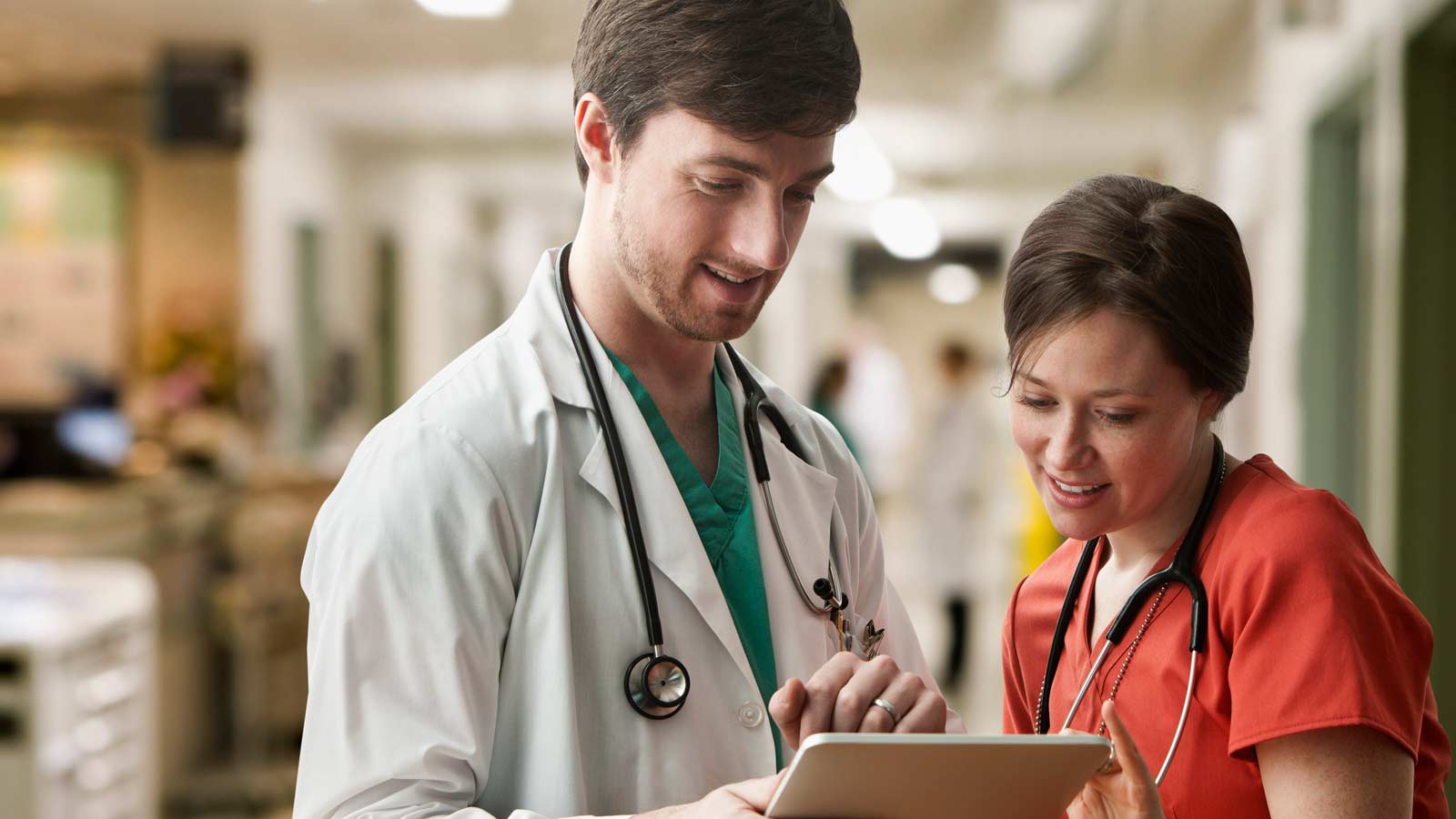 Réunion médecin et infirmière