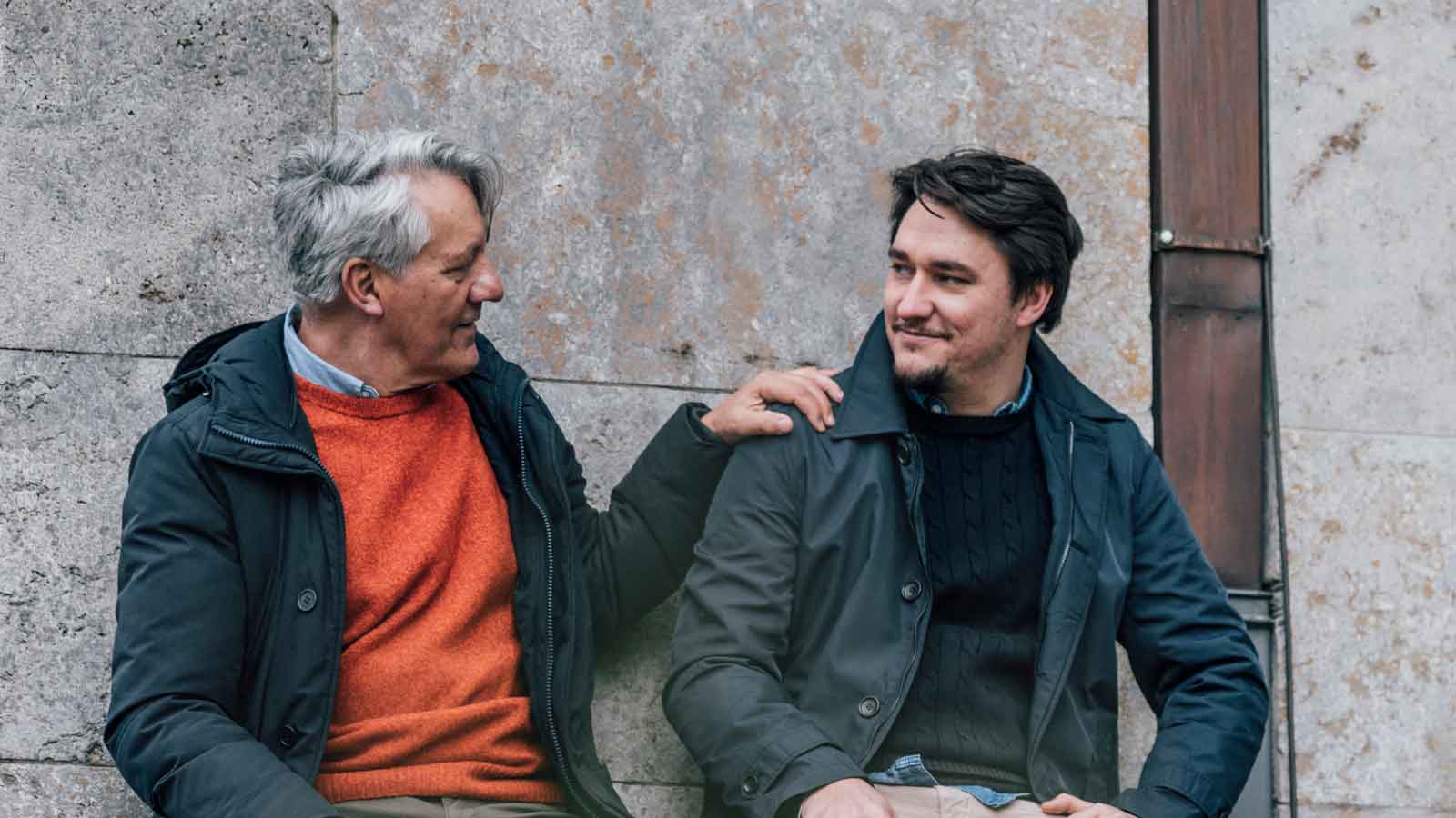 Père plus âgé avec fils adulte