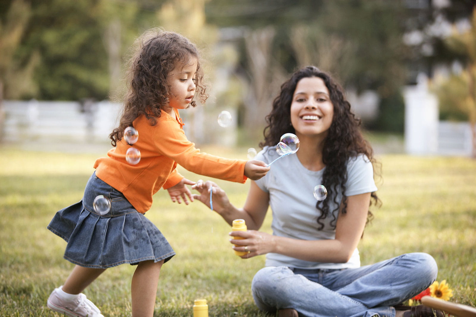 Femme adulte et enfant dans un parc