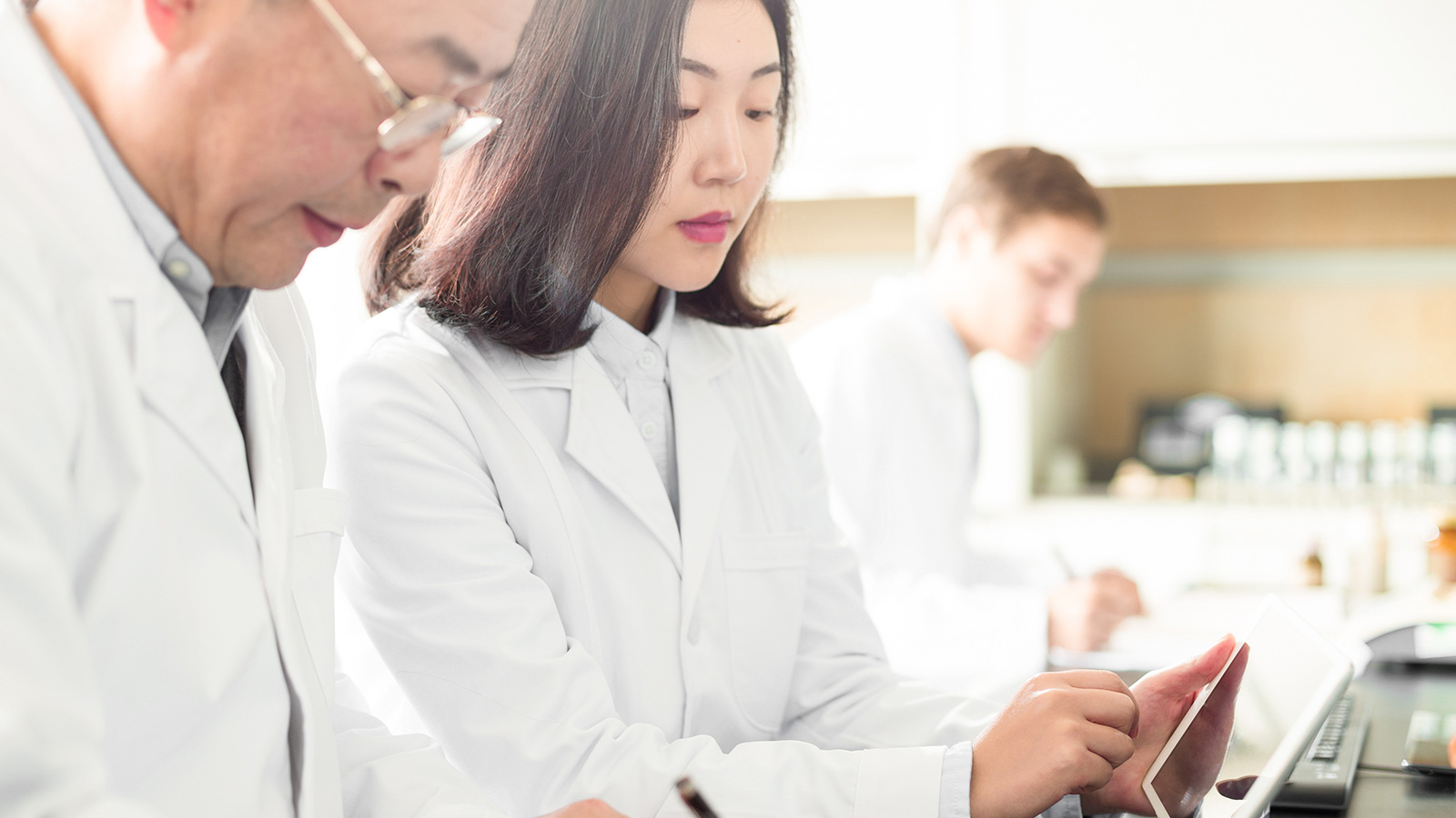 Les chercheurs du laboratoire prennent des notes