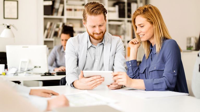 Un homme et une femme en réunion