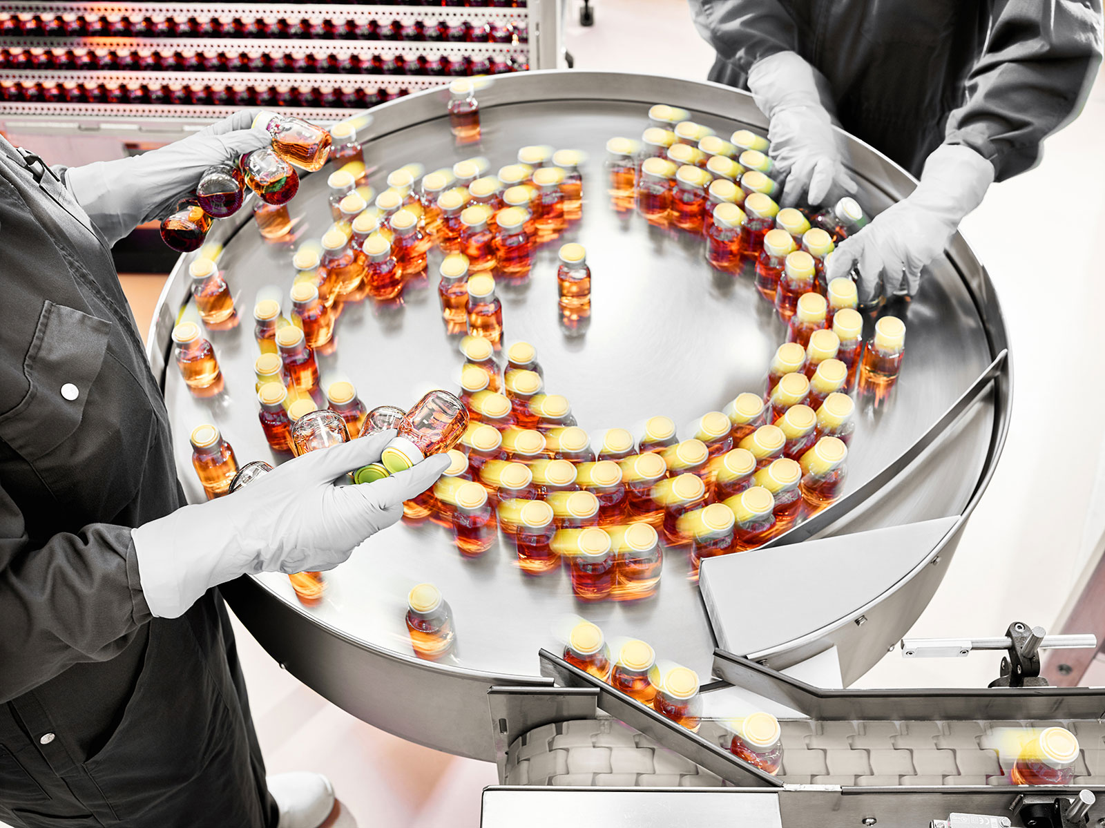 Employés de fabrication suisses avec des bouteilles