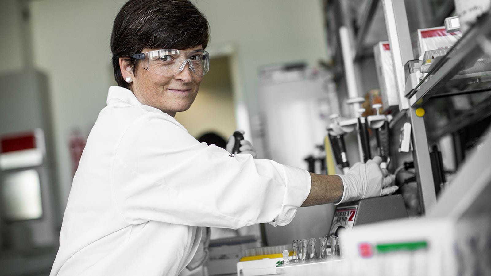 Une employée de Berne, Corinne Steiner, dans un laboratoire